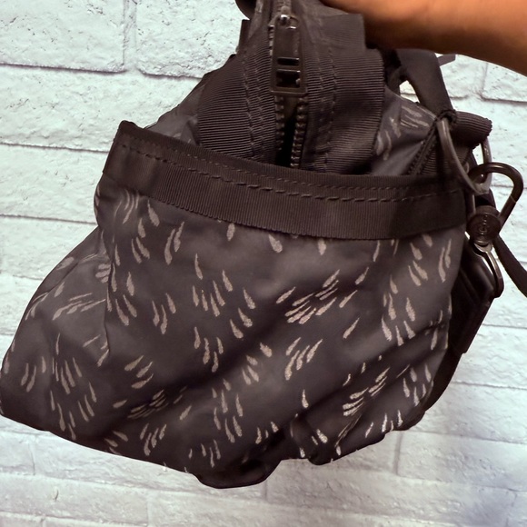 lululemon Gym to Win Duffel Bag - Picture 4 of 8